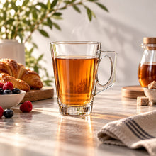 Lade das Bild in den Galerie-Viewer, OONYQ Crystal Tea 380 ml – bruchsicheres Teeglas mit Henkel aus Tritan mit schwarzem Tee

