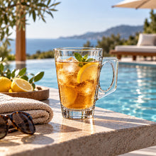 Lade das Bild in den Galerie-Viewer, OONYQ Crystal Tea 380 ml – bruchsicheres Teeglas mit Henkel aus Tritan mit Eistee am Pool
