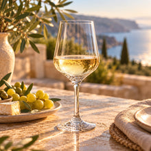 Lade das Bild in den Galerie-Viewer, OONYQ Crystal Wine 450 ml – bruchsicheres Weinglas aus Tritan mit Weißwein auf der Terrasse mit Meerblick
