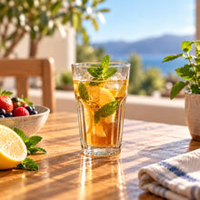 Lade das Bild in den Galerie-Viewer, OONYQ Essential Longdrink 330 ml – bruchsicheres Longdrinkglas aus Tritan mit Eistee auf der Terrasse
