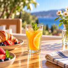Lade das Bild in den Galerie-Viewer, OONYQ Essential Longdrink 330 ml – bruchsicheres Longdrinkglas aus Tritan mit Orangensaft und Croissant
