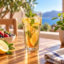 Lade das Bild in den Galerie-Viewer, OONYQ Essential Longdrink 540 ml – bruchsicheres Longdrinkglas aus Tritan mit Eistee und Zitrone auf der Terrasse
