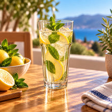 Lade das Bild in den Galerie-Viewer, OONYQ Essential Longdrink 540 ml – bruchsicheres Longdrinkglas aus Tritan mit Zitronen-Minz-Drink mit Meerblick
