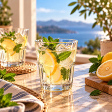 Lade das Bild in den Galerie-Viewer, OONYQ Essential Tumbler 215 ml – bruchsicherer Tumbler aus Tritan mit Zitronenlimonade am Mittagstisch
