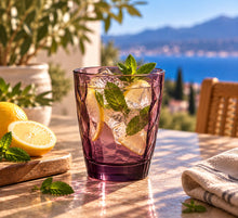 Lade das Bild in den Galerie-Viewer, OONYQ Essential Tumbler Rosé 300 ml – bruchsicherer Tumbler aus Tritan in Beerenfarbe mit Facettenschliff mit Zitronen-Minz-Drink mit Meerblick
