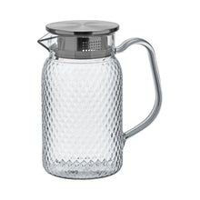 Lade das Bild in den Galerie-Viewer, OONYQ Legacy Karaffe 1000 ml – bruchsichere Karaffe aus Tritan mit Rautenmuster und Edelstahldeckel – Produktansicht
