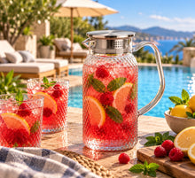 Lade das Bild in den Galerie-Viewer, OONYQ Legacy Karaffe 1800 ml – bruchsichere Karaffe aus Tritan mit Rautenmuster und Edelstahldeckel mit Fruchtbowle und Orangen am Pool
