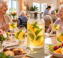Lade das Bild in den Galerie-Viewer, OONYQ Legacy Karaffe 1800 ml – bruchsichere Karaffe aus Tritan mit Rautenmuster und Edelstahldeckel mit Zitronenlimonade im Seniorenheim
