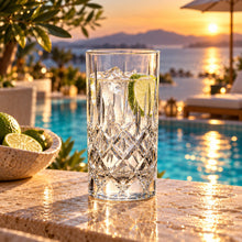 Lade das Bild in den Galerie-Viewer, OONYQ Legacy Tumbler 410 ml – bruchsicheres Longdrinkglas aus Tritan in Kristallschliff-Optik mit Limetten-Drink am Pool
