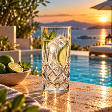 Lade das Bild in den Galerie-Viewer, OONYQ Legacy Tumbler 410 ml – bruchsicheres Longdrinkglas aus Tritan in Kristallschliff-Optik mit Mojito im Abendlicht
