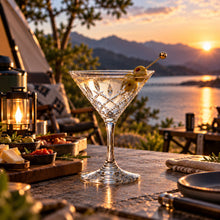 Lade das Bild in den Galerie-Viewer, OONYQ Legacy Martini 215 ml – bruchsicheres Martiniglas aus Tritan in Kristallschliff-Optik mit Martini beim Camping am Meer
