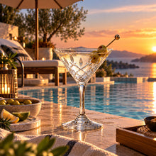 Lade das Bild in den Galerie-Viewer, OONYQ Legacy Martini 215 ml – bruchsicheres Martiniglas aus Tritan in Kristallschliff-Optik mit Martini am Pool

