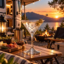 Lade das Bild in den Galerie-Viewer, OONYQ Legacy Martini 215 ml – bruchsicheres Martiniglas aus Tritan in Kristallschliff-Optik mit Martini am Lagerfeuer
