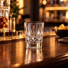 Lade das Bild in den Galerie-Viewer, OONYQ Legacy Shot 60 ml – bruchsicheres Schnapsglas aus Tritan in Kristallschliff-Optik leer an der Bar

