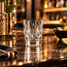 Lade das Bild in den Galerie-Viewer, OONYQ Legacy Shot 60 ml – bruchsicheres Schnapsglas aus Tritan in Kristallschliff-Optik an der Hotelbar
