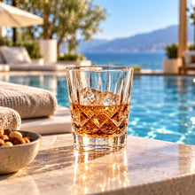 Lade das Bild in den Galerie-Viewer, OONYQ Legacy Shot 60 ml – bruchsicheres Schnapsglas aus Tritan in Kristallschliff-Optik mit Whisky am Pool
