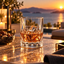 Lade das Bild in den Galerie-Viewer, OONYQ Legacy Tumbler 320 ml – bruchsicherer Tumbler aus Tritan in Kristallschliff-Optik mit Whisky auf Eis bei Sonnenuntergang
