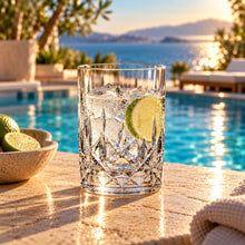 Lade das Bild in den Galerie-Viewer, OONYQ Legacy Tumbler 320 ml – bruchsicherer Tumbler aus Tritan in Kristallschliff-Optik mit Gin Tonic und Limette am Pool
