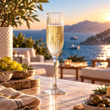 Lade das Bild in den Galerie-Viewer, OONYQ Striped Champagne 180 ml – bruchsichere Sektflöte aus Tritan mit Rillenoptik mit Sekt auf der Terrasse mit Meerblick
