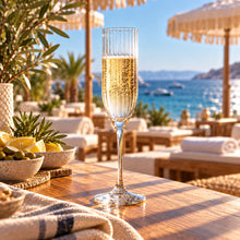 Lade das Bild in den Galerie-Viewer, OONYQ Striped Champagne 180 ml – bruchsichere Sektflöte aus Tritan mit Rillenoptik mit Sekt in der Strandlounge
