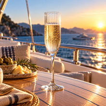 Lade das Bild in den Galerie-Viewer, OONYQ Striped Champagne 180 ml – bruchsichere Sektflöte aus Tritan mit Rillenoptik mit Sekt an Bord einer Yacht
