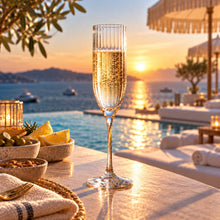 Lade das Bild in den Galerie-Viewer, OONYQ Striped Champagne 180 ml – bruchsichere Sektflöte aus Tritan mit Rillenoptik mit Sekt am Infinity-Pool
