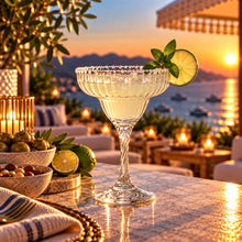 Lade das Bild in den Galerie-Viewer, OONYQ Striped Daiquiri 285 ml – bruchsicheres Daiquiri- und Margaritaglas aus Tritan mit Rillenoptik mit Margarita und Limette auf der Terrasse
