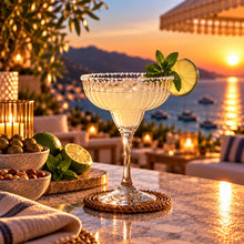 Lade das Bild in den Galerie-Viewer, OONYQ Striped Daiquiri 285 ml – bruchsicheres Daiquiri- und Margaritaglas aus Tritan mit Rillenoptik mit Daiquiri im Abendlicht
