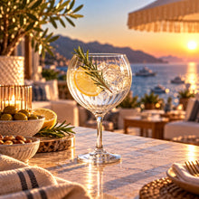 Lade das Bild in den Galerie-Viewer, OONYQ Striped Gin 640 ml – bruchsicheres Gin-Tonic-Glas aus Tritan mit Rillenoptik mit Gin Tonic und Zitrone bei Sonnenuntergang
