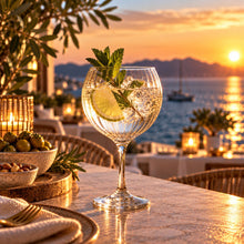 Lade das Bild in den Galerie-Viewer, OONYQ Striped Gin 640 ml – bruchsicheres Gin-Tonic-Glas aus Tritan mit Rillenoptik mit Gin Tonic, Limette und Minze

