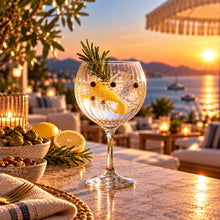 Lade das Bild in den Galerie-Viewer, OONYQ Striped Gin 640 ml – bruchsicheres Gin-Tonic-Glas aus Tritan mit Rillenoptik mit Gin Tonic und Wacholder
