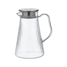 Lade das Bild in den Galerie-Viewer, OONYQ Striped Karaffe 1500 ml – bruchsichere Karaffe aus Tritan mit Rillenoptik und Edelstahldeckel – Produktansicht
