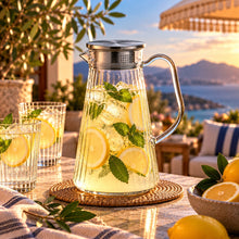 Lade das Bild in den Galerie-Viewer, OONYQ Striped Karaffe 1500 ml – bruchsichere Karaffe aus Tritan mit Rillenoptik und Edelstahldeckel mit Zitronenlimonade mit Meerblick
