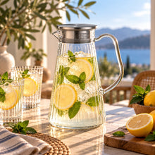 Lade das Bild in den Galerie-Viewer, OONYQ Striped Karaffe 1500 ml – bruchsichere Karaffe aus Tritan mit Rillenoptik und Edelstahldeckel mit Zitronenwasser und Minze
