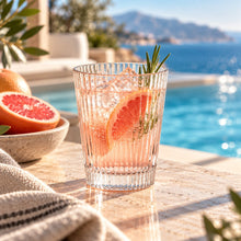 Lade das Bild in den Galerie-Viewer, OONYQ Striped Longdrink 290 ml – bruchsicheres Longdrinkglas aus Tritan mit Rillenoptik mit Grapefruit-Drink am Pool
