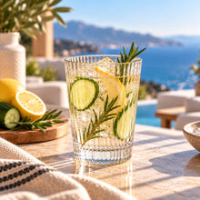 Lade das Bild in den Galerie-Viewer, OONYQ Striped Longdrink 290 ml – bruchsicheres Longdrinkglas aus Tritan mit Rillenoptik mit Gurken-Zitronen-Drink und Rosmarin
