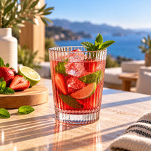 Lade das Bild in den Galerie-Viewer, OONYQ Striped Longdrink 290 ml – bruchsicheres Longdrinkglas aus Tritan mit Rillenoptik mit Erdbeer-Limonade auf der Terrasse
