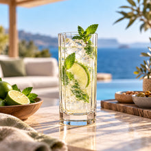 Lade das Bild in den Galerie-Viewer, OONYQ Striped Longdrink 350 ml – bruchsicheres Longdrinkglas aus Tritan mit Rillenoptik mit Mojito am Pool
