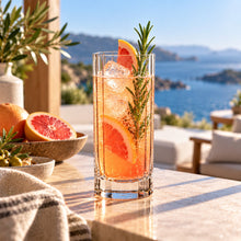 Lade das Bild in den Galerie-Viewer, OONYQ Striped Longdrink 350 ml – bruchsicheres Longdrinkglas aus Tritan mit Rillenoptik mit Grapefruit-Drink und Rosmarin
