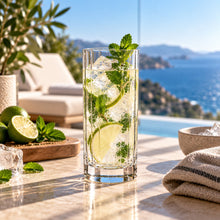 Lade das Bild in den Galerie-Viewer, OONYQ Striped Longdrink 350 ml – bruchsicheres Longdrinkglas aus Tritan mit Rillenoptik mit Limetten-Minz-Drink auf der Terrasse
