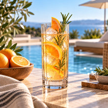 Lade das Bild in den Galerie-Viewer, OONYQ Striped Longdrink 350 ml – bruchsicheres Longdrinkglas aus Tritan mit Rillenoptik mit Orangen-Drink am Pool
