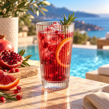 Lade das Bild in den Galerie-Viewer, OONYQ Striped Longdrink 365 ml – bruchsicheres Longdrinkglas aus Tritan mit Rillenoptik mit Granatapfel-Drink am Pool
