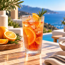 Lade das Bild in den Galerie-Viewer, OONYQ Striped Longdrink 365 ml – bruchsicheres Longdrinkglas aus Tritan mit Rillenoptik mit Orangen-Eistee auf der Terrasse

