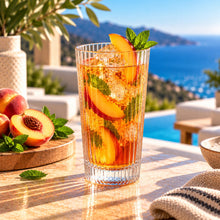 Lade das Bild in den Galerie-Viewer, OONYQ Striped Longdrink 530 ml – bruchsicheres Longdrinkglas aus Tritan mit Rillenoptik mit Pfirsich-Eistee am Pool
