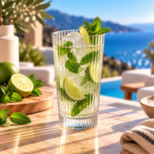 Lade das Bild in den Galerie-Viewer, OONYQ Striped Longdrink 530 ml – bruchsicheres Longdrinkglas aus Tritan mit Rillenoptik mit Mojito mit Meerblick
