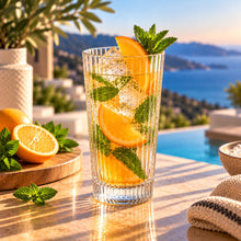 Lade das Bild in den Galerie-Viewer, OONYQ Striped Longdrink 530 ml – bruchsicheres Longdrinkglas aus Tritan mit Rillenoptik mit Orangen-Minz-Drink am Pool
