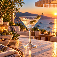 Lade das Bild in den Galerie-Viewer, OONYQ Striped Martini 215 ml – bruchsicheres Martiniglas aus Tritan mit Rillenoptik mit Martini im Strandrestaurant
