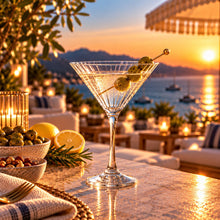 Lade das Bild in den Galerie-Viewer, OONYQ Striped Martini 215 ml – bruchsicheres Martiniglas aus Tritan mit Rillenoptik mit Martini mit Meerblick
