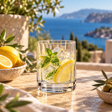 Lade das Bild in den Galerie-Viewer, OONYQ Striped Tumbler 260 ml – bruchsicherer Tumbler aus Tritan mit Rillenoptik mit Zitronen-Minz-Drink mit Meerblick

