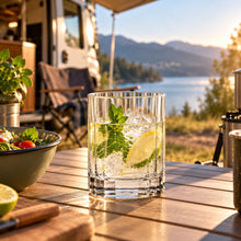 Lade das Bild in den Galerie-Viewer, OONYQ Striped Tumbler 260 ml – bruchsicherer Tumbler aus Tritan mit Rillenoptik mit Mojito beim Camping
